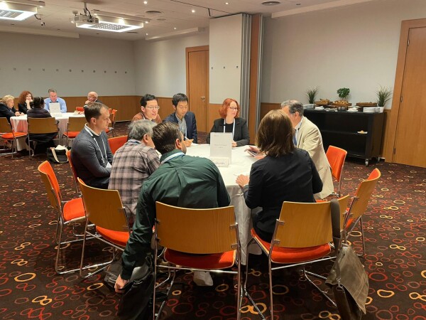 A roundtable session with 8 people discussing.